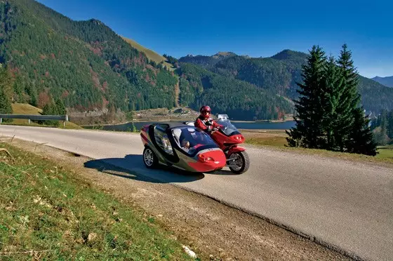 Motorradgespann auf der Passstraße am Spitzingsattel vor Bergkulisse