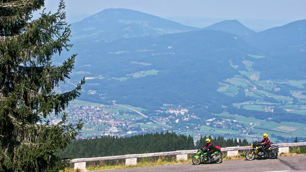 Motorräder auf der Rossfeldpanoramastraße hoch über dem Tal