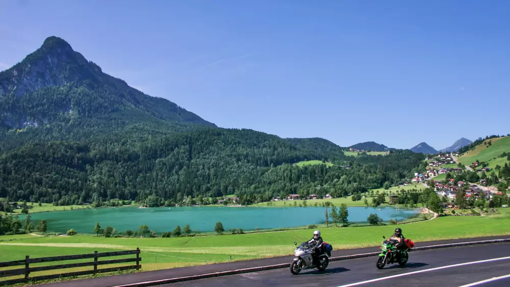 Motorräder auf der Passstraße mit Blick auf den Thiersee